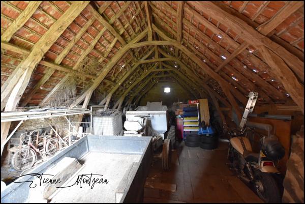 Ensemble immobilier, une maison, trois granges, deux ateliers, 24 hectare de terres.