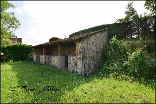 Ensemble immobilier, une maison, trois granges, deux ateliers, 24 hectare de terres.