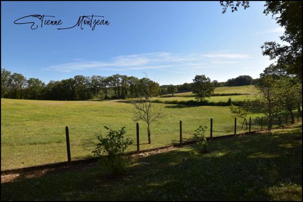 Ensemble immobilier, une maison, trois granges, deux ateliers, 24 hectare de terres.