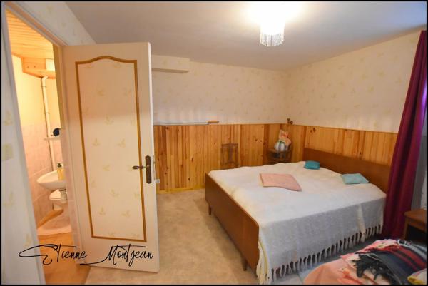 Ensemble immobilier, une maison, trois granges, deux ateliers, 24 hectare de terres.