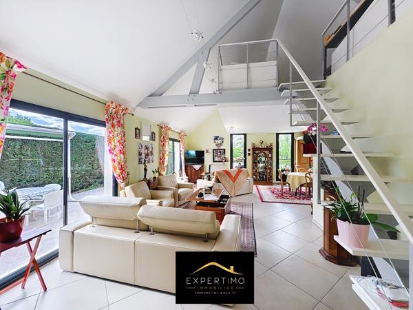 Maison moderne lumineuse sur sous-sol total de 175 m² habitable avec grand garage pour 6 voitures.