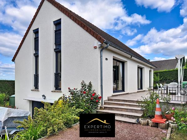 Maison moderne lumineuse sur sous-sol total de 175 m² habitable avec grand garage pour 6 voitures.