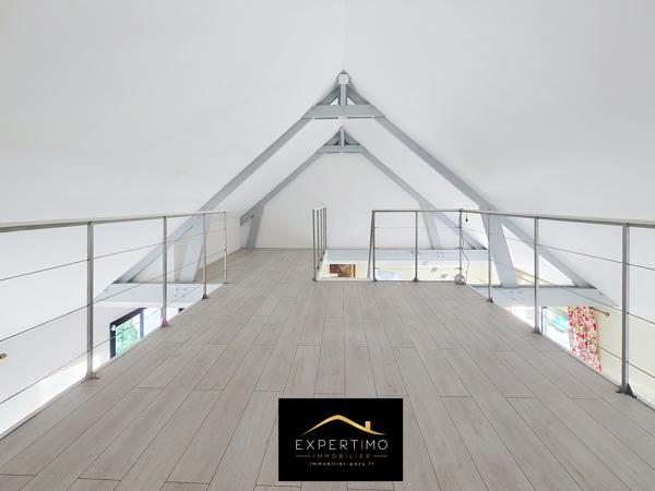 Maison moderne lumineuse sur sous-sol total de 175 m² habitable avec grand garage pour 6 voitures.