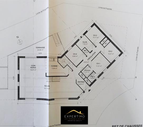 Maison moderne lumineuse sur sous-sol total de 175 m² habitable avec grand garage pour 6 voitures.