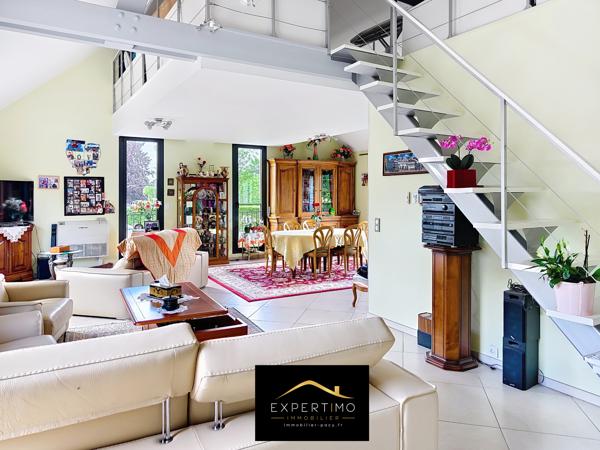 Maison moderne lumineuse sur sous-sol total de 175 m² habitable avec grand garage pour 6 voitures.