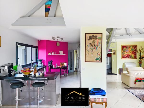 Maison moderne lumineuse sur sous-sol total de 175 m² habitable avec grand garage pour 6 voitures.