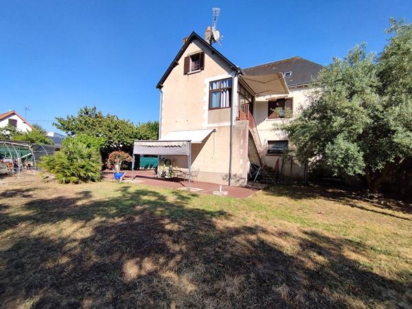 Un véritable cocon familial avec 5 chambres, deux garages et un magnifique jardin, à seulement quelques minutes de Tours et de la gare TGV