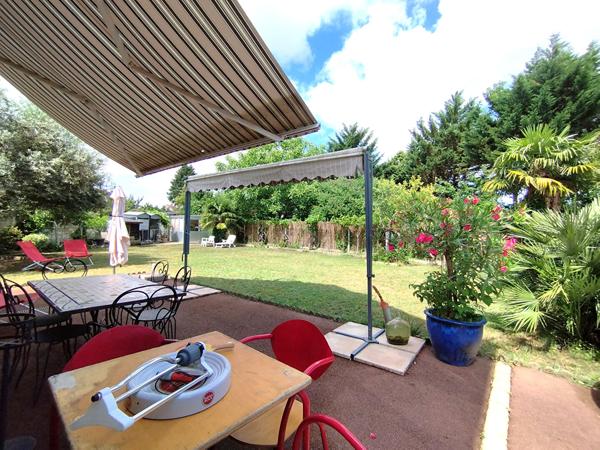Un véritable cocon familial avec 5 chambres, deux garages et un magnifique jardin, à seulement quelques minutes de Tours et de la gare TGV