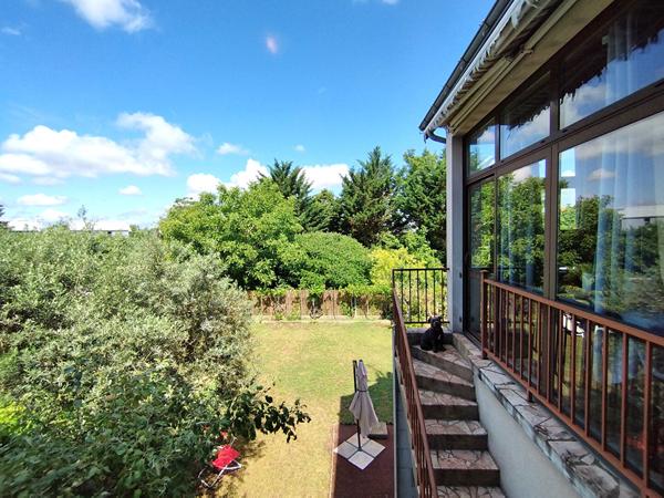 Un véritable cocon familial avec 5 chambres, deux garages et un magnifique jardin, à seulement quelques minutes de Tours et de la gare TGV