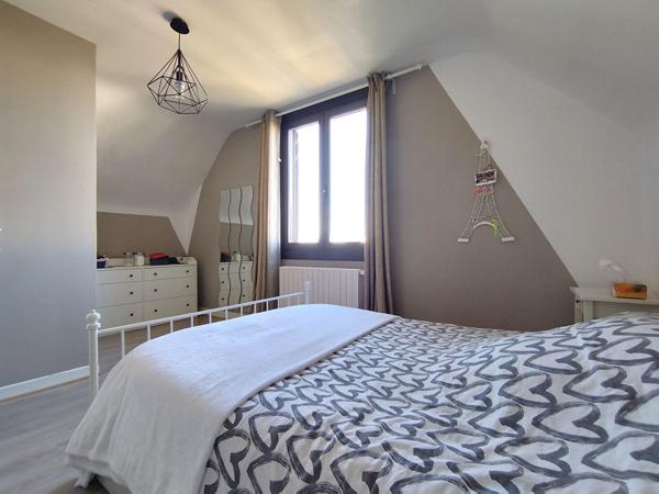 Un véritable cocon familial avec 5 chambres, deux garages et un magnifique jardin, à seulement quelques minutes de Tours et de la gare TGV