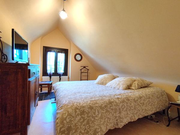 Un véritable cocon familial avec 5 chambres, deux garages et un magnifique jardin, à seulement quelques minutes de Tours et de la gare TGV