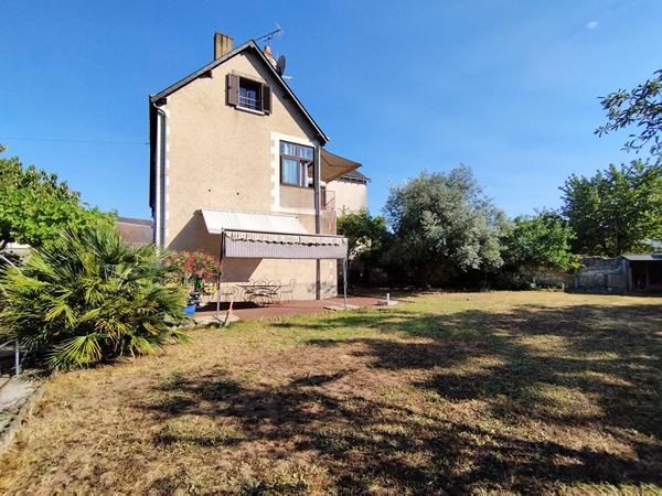 Un véritable cocon familial avec 5 chambres, deux garages et un magnifique jardin, à seulement quelques minutes de Tours et de la gare TGV