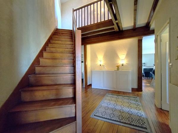 Un véritable cocon familial avec 5 chambres, deux garages et un magnifique jardin, à seulement quelques minutes de Tours et de la gare TGV