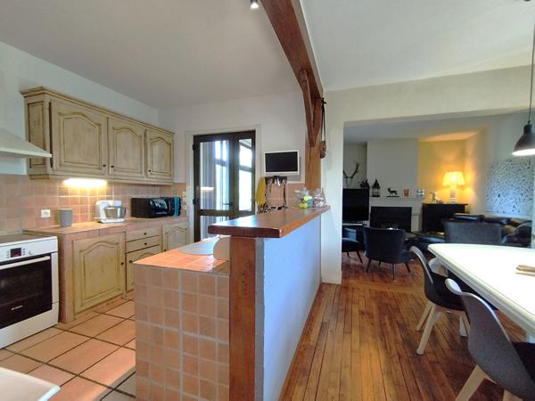 Un véritable cocon familial avec 5 chambres, deux garages et un magnifique jardin, à seulement quelques minutes de Tours et de la gare TGV