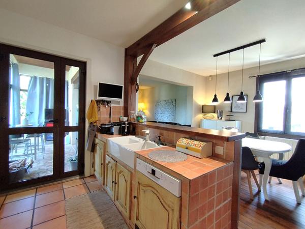 Un véritable cocon familial avec 5 chambres, deux garages et un magnifique jardin, à seulement quelques minutes de Tours et de la gare TGV