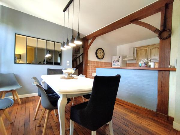Un véritable cocon familial avec 5 chambres, deux garages et un magnifique jardin, à seulement quelques minutes de Tours et de la gare TGV