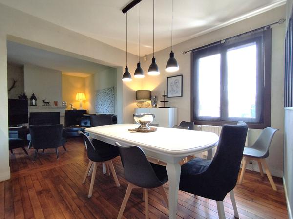 Un véritable cocon familial avec 5 chambres, deux garages et un magnifique jardin, à seulement quelques minutes de Tours et de la gare TGV