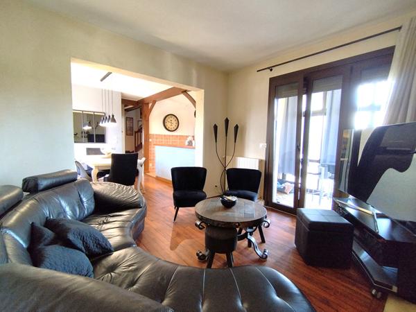 Un véritable cocon familial avec 5 chambres, deux garages et un magnifique jardin, à seulement quelques minutes de Tours et de la gare TGV