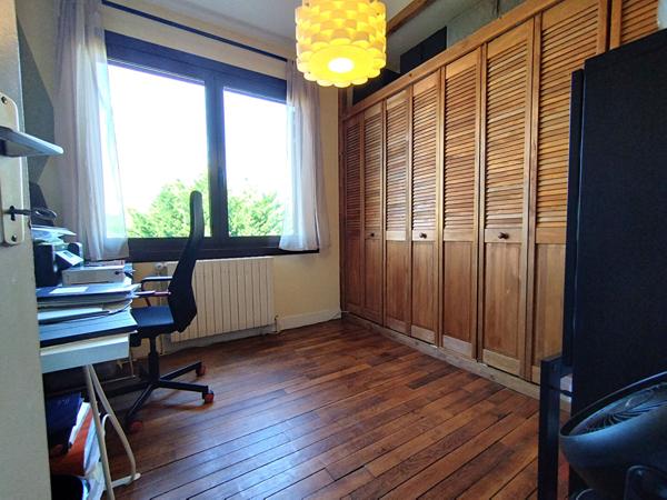 Un véritable cocon familial avec 5 chambres, deux garages et un magnifique jardin, à seulement quelques minutes de Tours et de la gare TGV