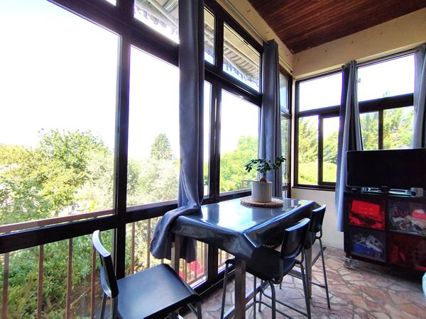 Un véritable cocon familial avec 5 chambres, deux garages et un magnifique jardin, à seulement quelques minutes de Tours et de la gare TGV