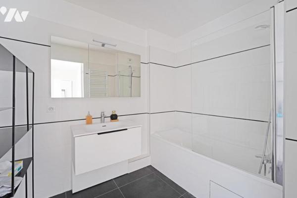 Appartement de 3 pièces en parfait état avec petite terrasse et vue dégagée