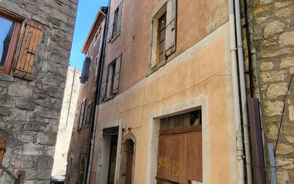 Immeuble à vendre    9 pièces • 200 m2 Largentière