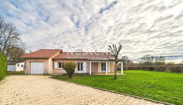 A vendre à Saint Santin Cantales, sur terrain d'environ 700m², mais de type 4 de plain pied, avec garage.