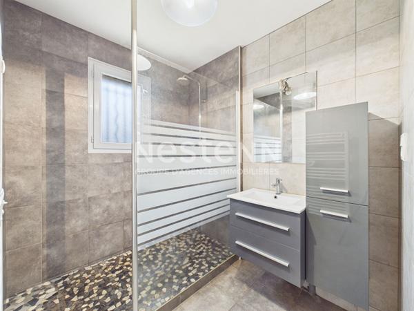 A vendre à Saint Santin Cantales, sur terrain d'environ 700m², mais de type 4 de plain pied, avec garage.