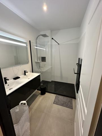 Grand appartement moderne climatisé avec terrasse