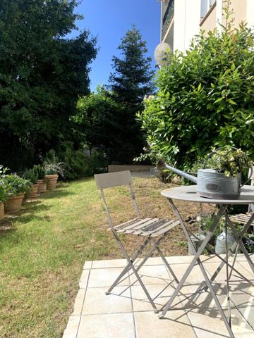 Bel appartement avec jardin et garage privatifs