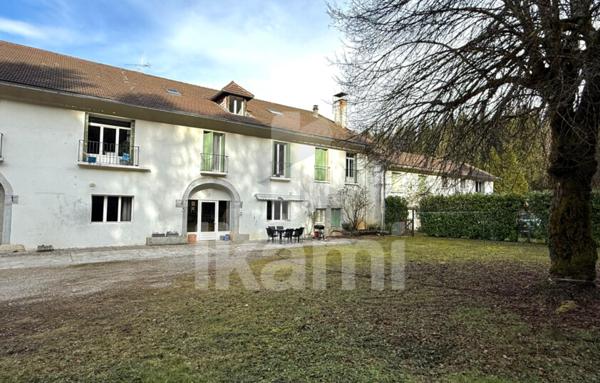 Appartement 7 pièces, 189 m2 de plain pied avec cour, jardins et annexes de 73 m2