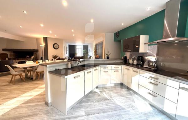 Appartement 7 pièces, 189 m2 de plain pied avec cour, jardins et annexes de 73 m2