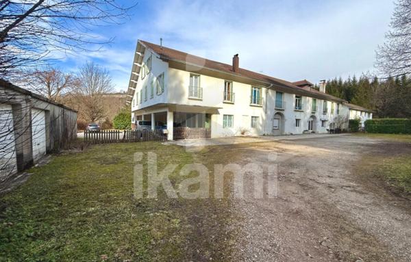 Appartement 7 pièces, 189 m2 de plain pied avec cour, jardins et annexes de 73 m2