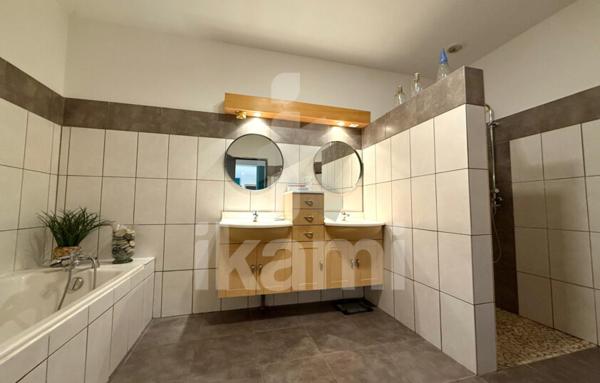 Appartement 7 pièces, 189 m2 de plain pied avec cour, jardins et annexes de 73 m2
