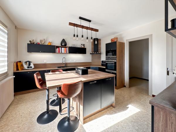 Montmerle-sur-Saône (01090) Deux maisons sur propriété familiale a Montmerle-sur-Saône – Ensemble avec piscine, sur terrain de 8000m²