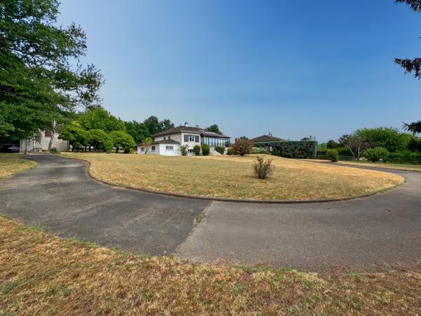 Montmerle-sur-Saône (01090) Deux maisons sur propriété familiale a Montmerle-sur-Saône – Ensemble avec piscine, sur terrain de 8000m²
