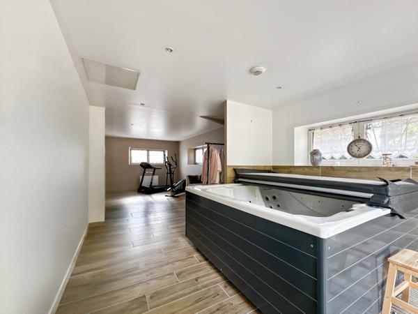 Montmerle-sur-Saône (01090) Deux maisons sur propriété familiale a Montmerle-sur-Saône – Ensemble avec piscine, sur terrain de 8000m²