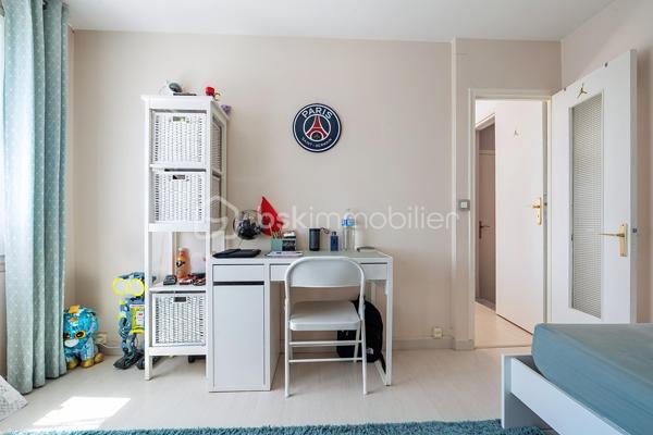 Située à Tremblay-en-France, secteur du "Vert'Galant", calme et recherché, à quelques minutes des commodités: supermarchés, écoles (crèches, maternelle,primaire et collège), parcs.
La gare RER B se trouve à 7 minutes à pied.

Maison familiale, entièrement rénovée, pleine de charme, très bien entretenue, d'une superficie de 140 m², édifiée sur une parcelle de terrain de 505 m² comprenant:

-Au rez de chaussée: Une vaste entrée avec rangement, un Wc séparé, un grand salon LUMINEUX, ainsi qu'une cuisine fonctionnelle, une salle d'eau, une chambre avec rangements.
- Au premier étage : Un palier dessert 3 grandes chambres dont une avec terrasse de 20 m², une salle de bain et WC séparé.
- A l'extérieur: un bel espace aménagé en un agréable jardin, entièrement clos avec terrasse exposition Ouest..
- Un sous-sol avec buanderie et atelier
- Un garage double pouvant accueillir 2 voitures + rangements.


Les +++ : quartier pavillonaire recherché, double vitrage, isolation, pompe a chaleur, décoration soignée, garage double.

***Accordez-vous une simple visite et laissez-vous charmer !