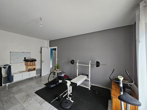 MAISON FAMILIALE RENOVEE 5 CHAMBRES JARDIN CLOS PROCHE CENTRE VILLE ECOLES COMMERCES