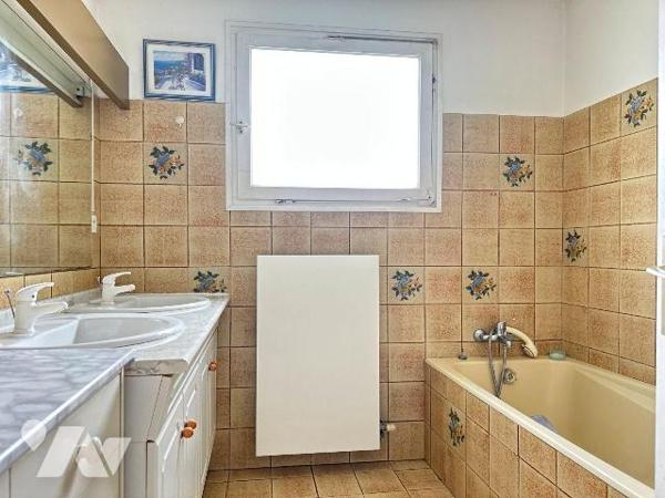 Maison à Vendre à CAPBRETON (40130) 
Dans un quartier calme, maison de plain-pied d'une superf...