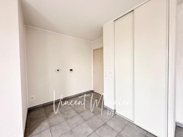 Grand T2 dernier étage / Balcon et parking