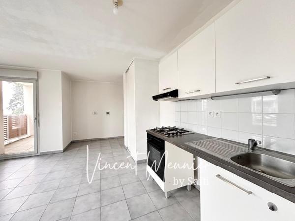 Grand T2 dernier étage / Balcon et parking