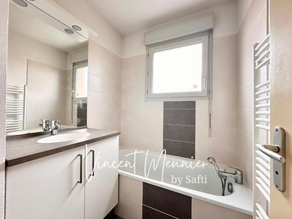 Grand T2 dernier étage / Balcon et parking