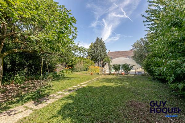 Maison familiale de 170 m²  et 1200 m² de terrain avec piscine et dépendance  à vendre à Réau