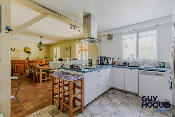 Maison familiale de 170 m²  et 1200 m² de terrain avec piscine et dépendance  à vendre à Réau