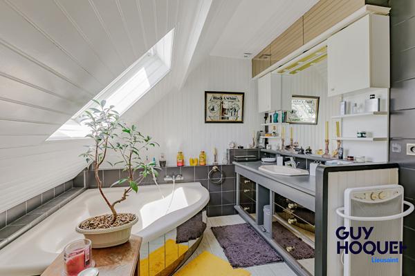 Maison familiale de 170 m²  et 1200 m² de terrain avec piscine et dépendance  à vendre à Réau