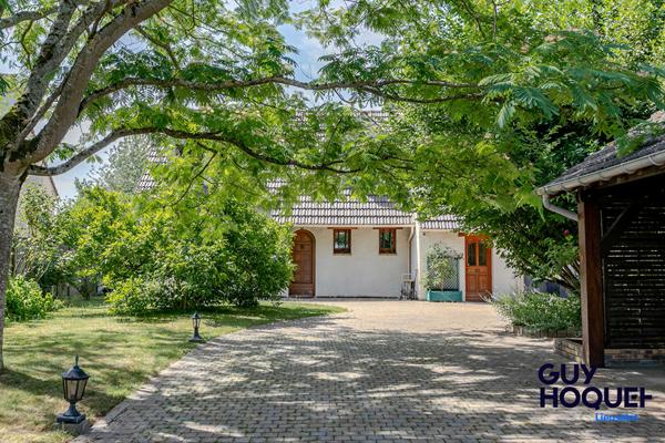 Maison familiale de 170 m²  et 1200 m² de terrain avec piscine et dépendance  à vendre à Réau
