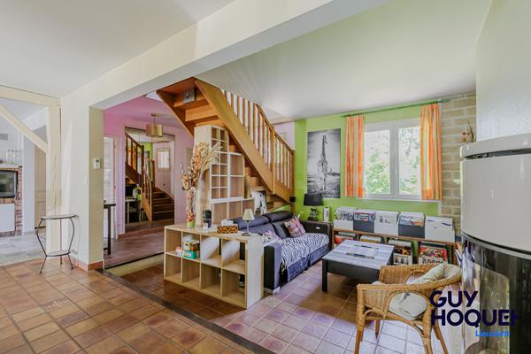 Maison familiale de 170 m²  et 1200 m² de terrain avec piscine et dépendance  à vendre à Réau