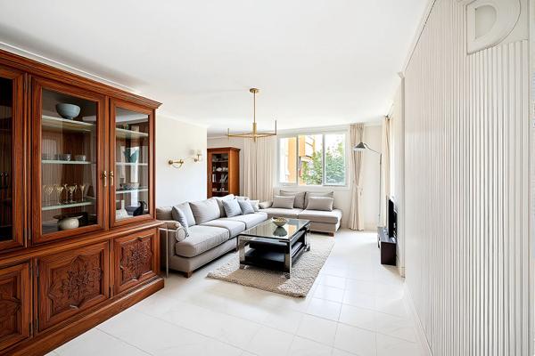 EXCLUSIVITE !  A vendre  AIX SUD grand T3/4 à rénover  en deuxième étage  expo Sud