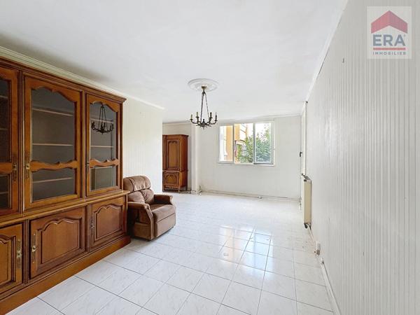 EXCLUSIVITE !  A vendre  AIX SUD grand T3/4 à rénover  en deuxième étage  expo Sud